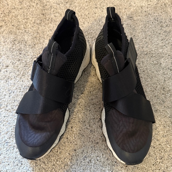 Sorel Kinetic sneakers women’s size 7 slip on Velcro strap closure - Picture 5 of 6